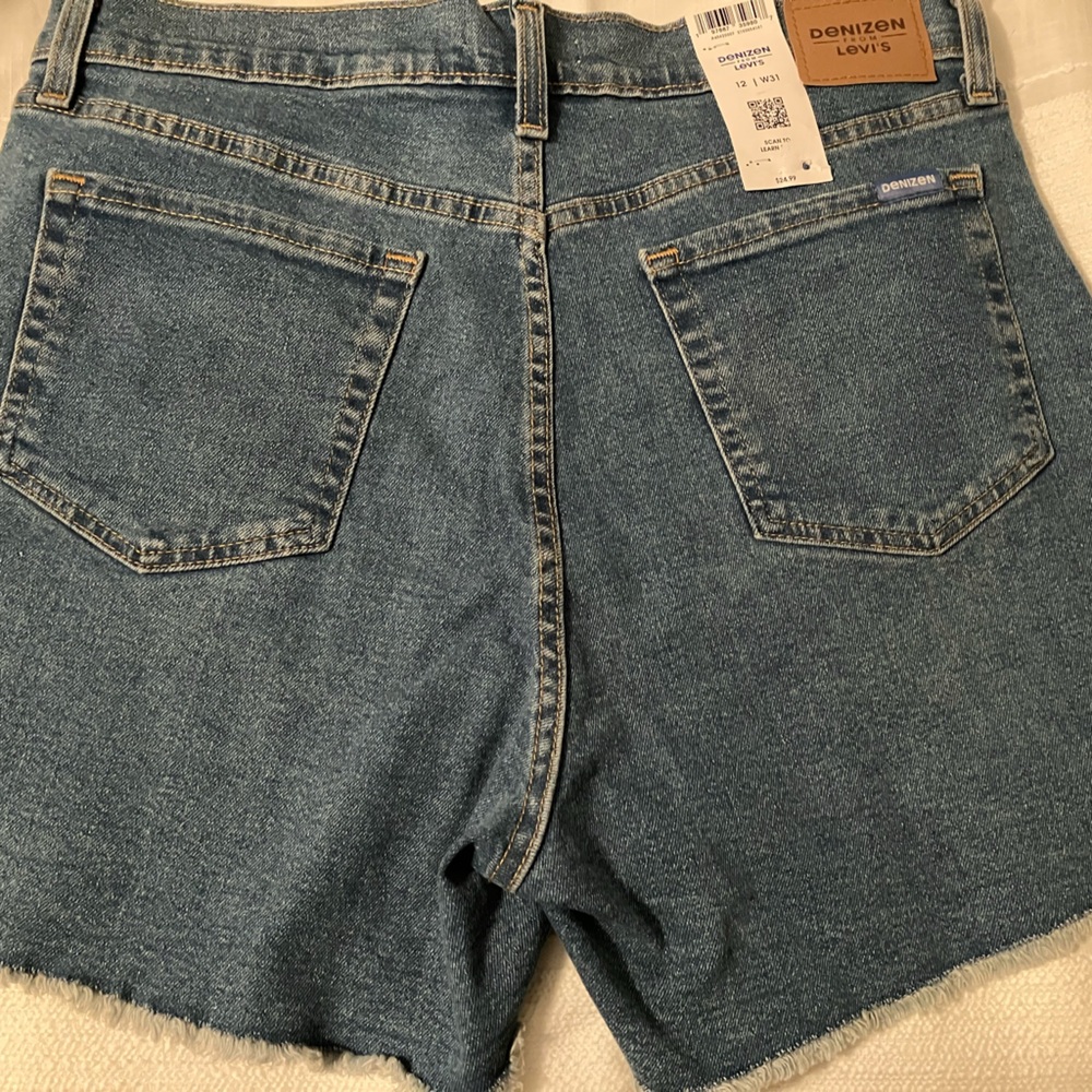 NWT Levi’s Size 12 W31 women’s shorts. - Picture 2 of 3